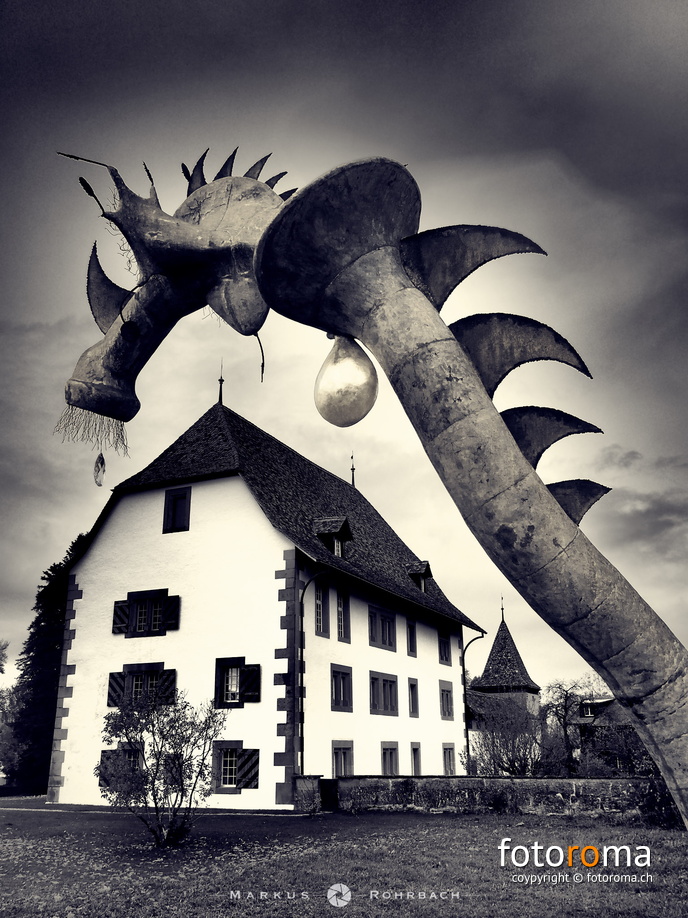Schloss Schwarzenburg mit "Nessie".
"Nessie" ist eine Skulptur von Künstler Jürg Ernst, welche auf dem Gnomenweg in Schwarzenburg anzutreffen ist. flickr-24034578018.jpg