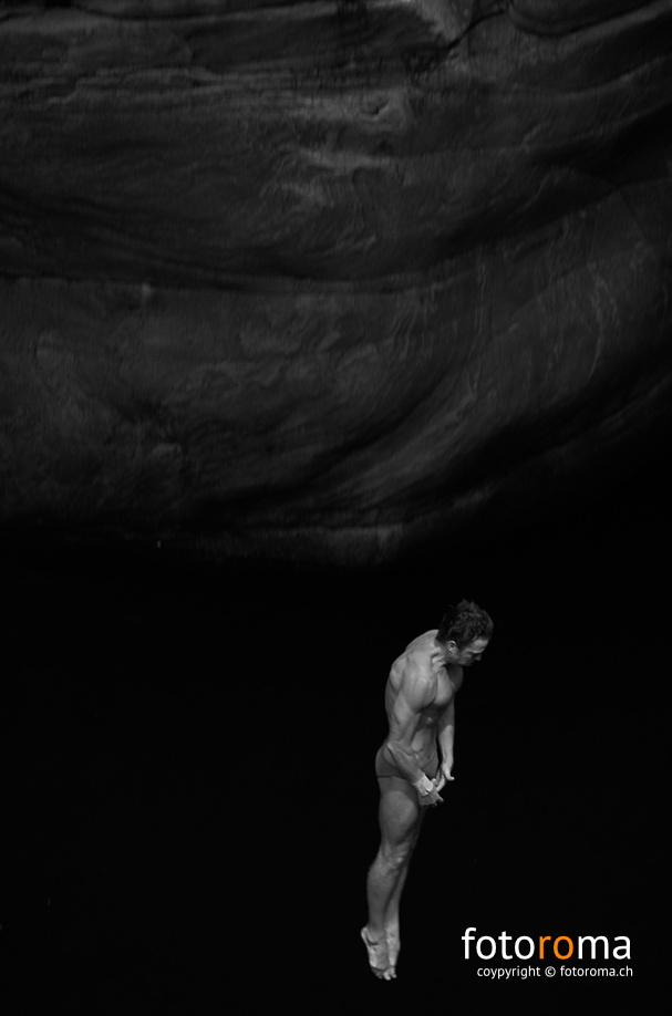 Cliff Diving - Ponte Brolla, Ticino flickr-35361854684.jpg
