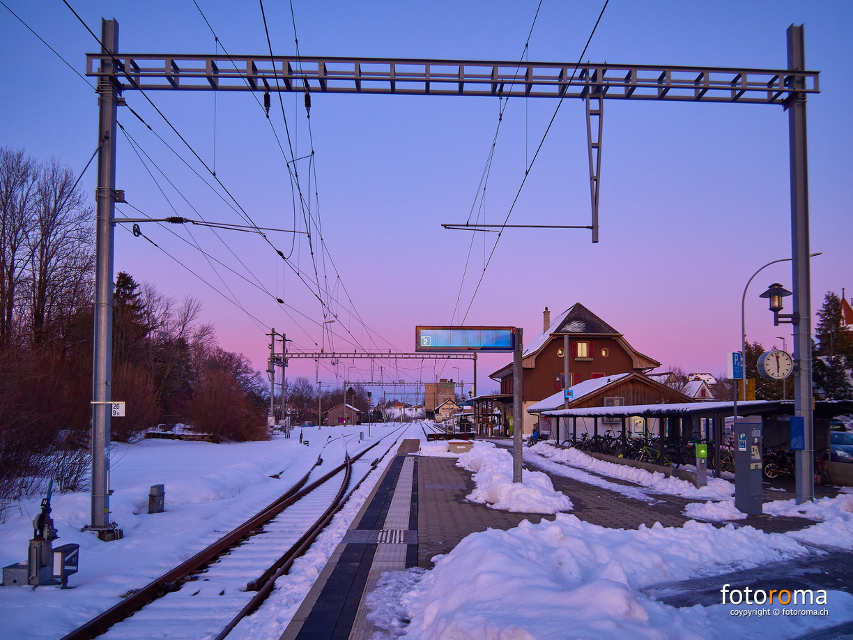 Zwöi vor Sächsi
Abendstimmung am Bahnhof Schwarzenburg
RM-2019-365-43.jpg