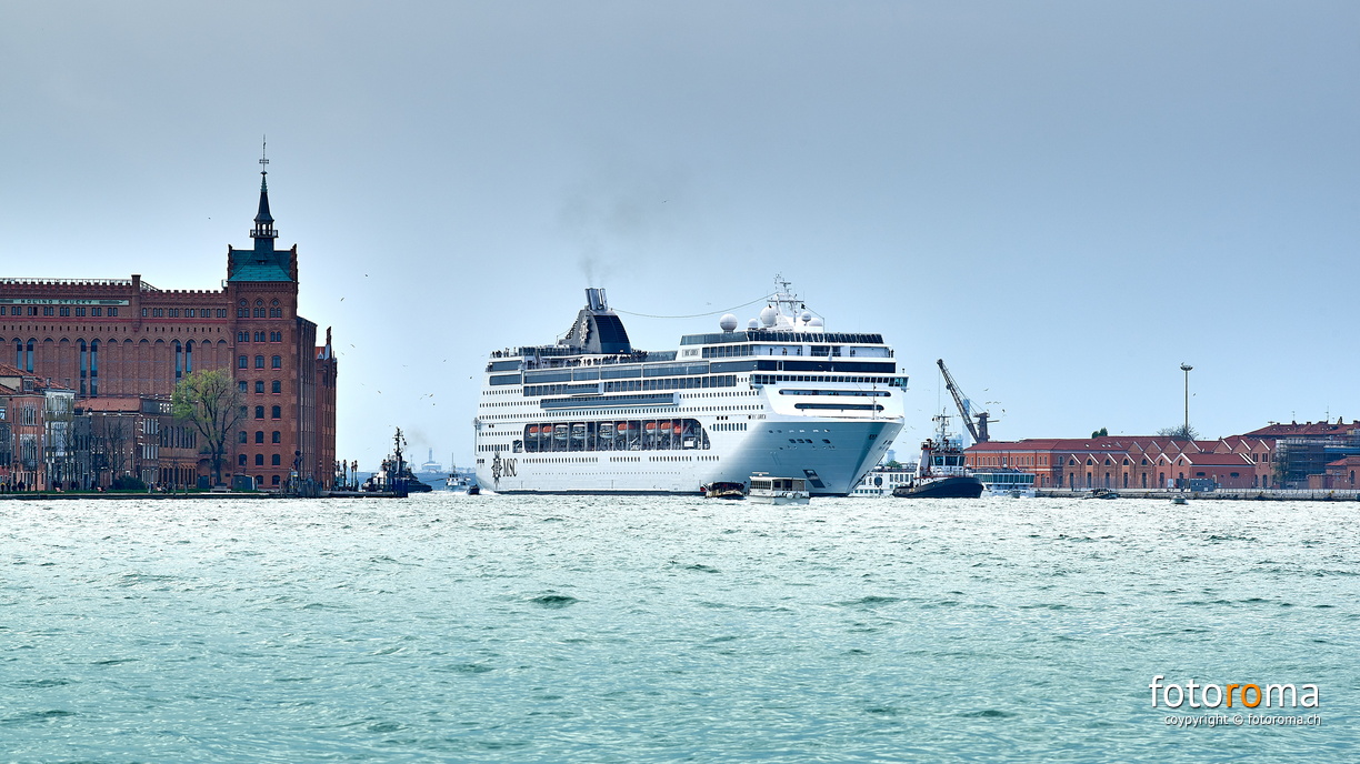 Sightseeing Venice
MSC Lirica, 65'500 BRT, 1984 Passagiere + 621 Crewmitglieder
RM-2019-365-103.jpg