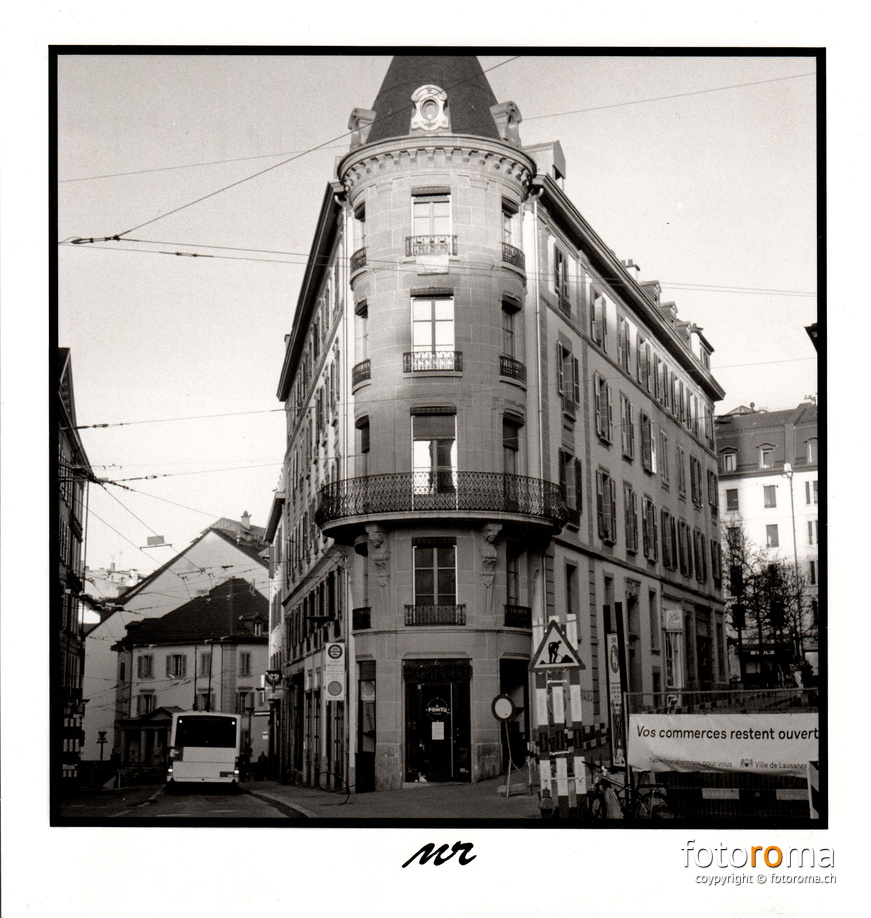 Le Pointu, Lausanne
Papierabzug
Rollei 35SE & Sonnar 40mm f1:2.8
f8, 1/60s
RM-2021.04.12-0086.jpg