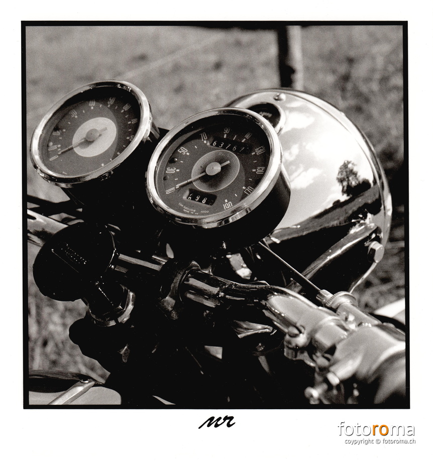 Triumph Bonneville T120R
Papierabzug
Rollei 35SE & Sonnar 40mm f1:2.8
f5.6, 1/500s
RM-2021.06.30-0193.jpg