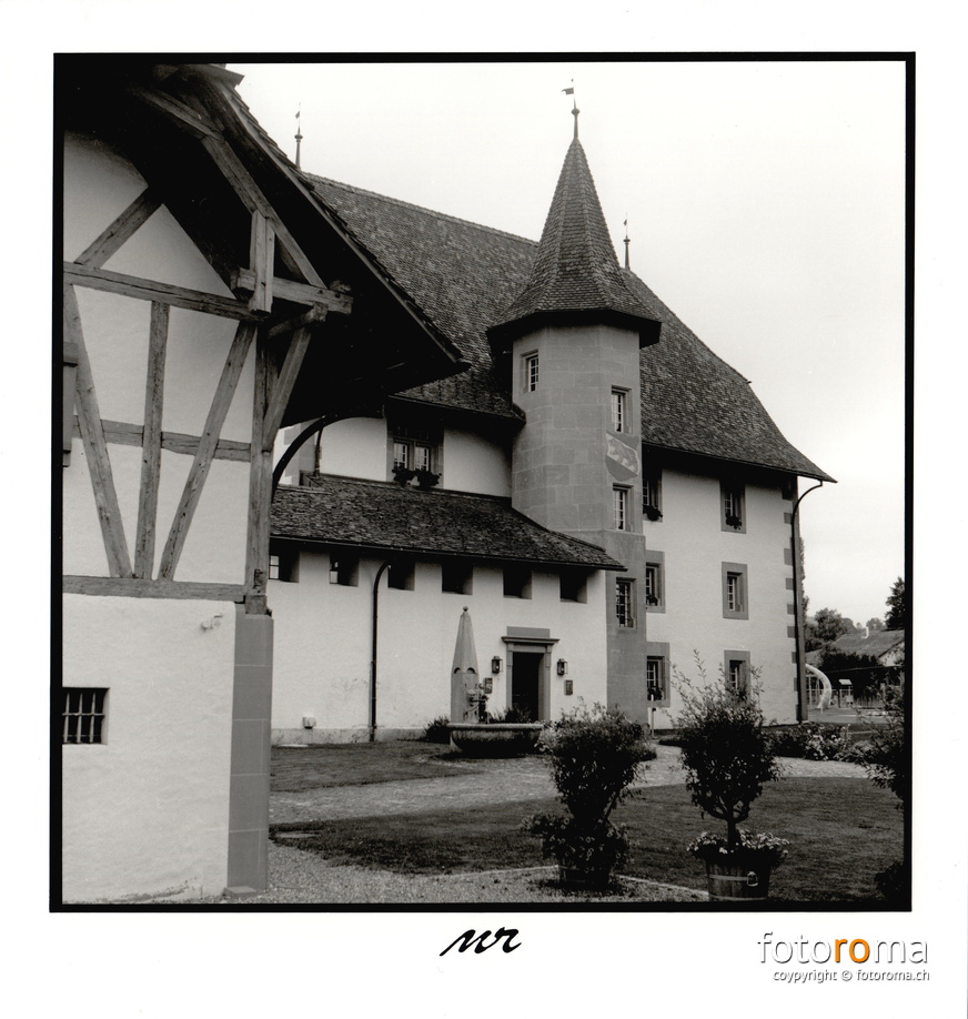 Schloss Schwarzenburg
Papierabzug
Yashica Mat 124-G & Yashinon 80mm f1:3.5
f5.6, 1/125s
RM-2021.09.16-0321.jpg