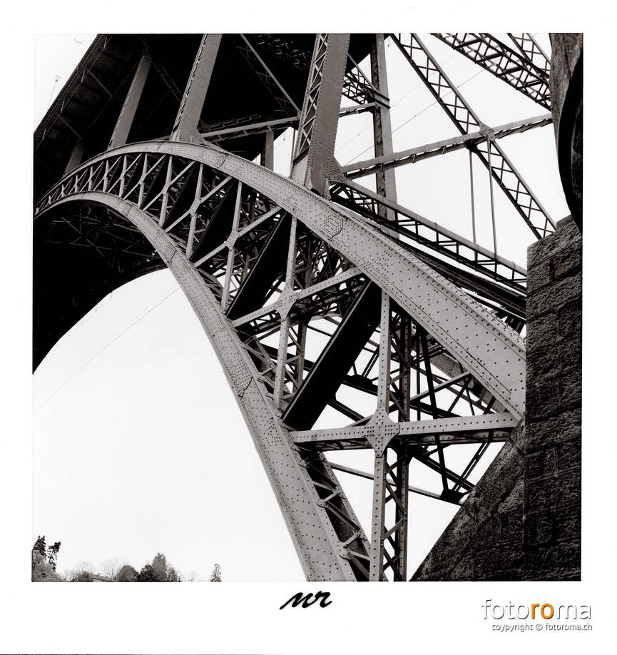 Under the Bridge
Papierabzug
Hasselblad 500c/m & Zeiss Planar 80mm f1:2.8
f8, 1/8s
RM-2022.01.08-0001.jpg