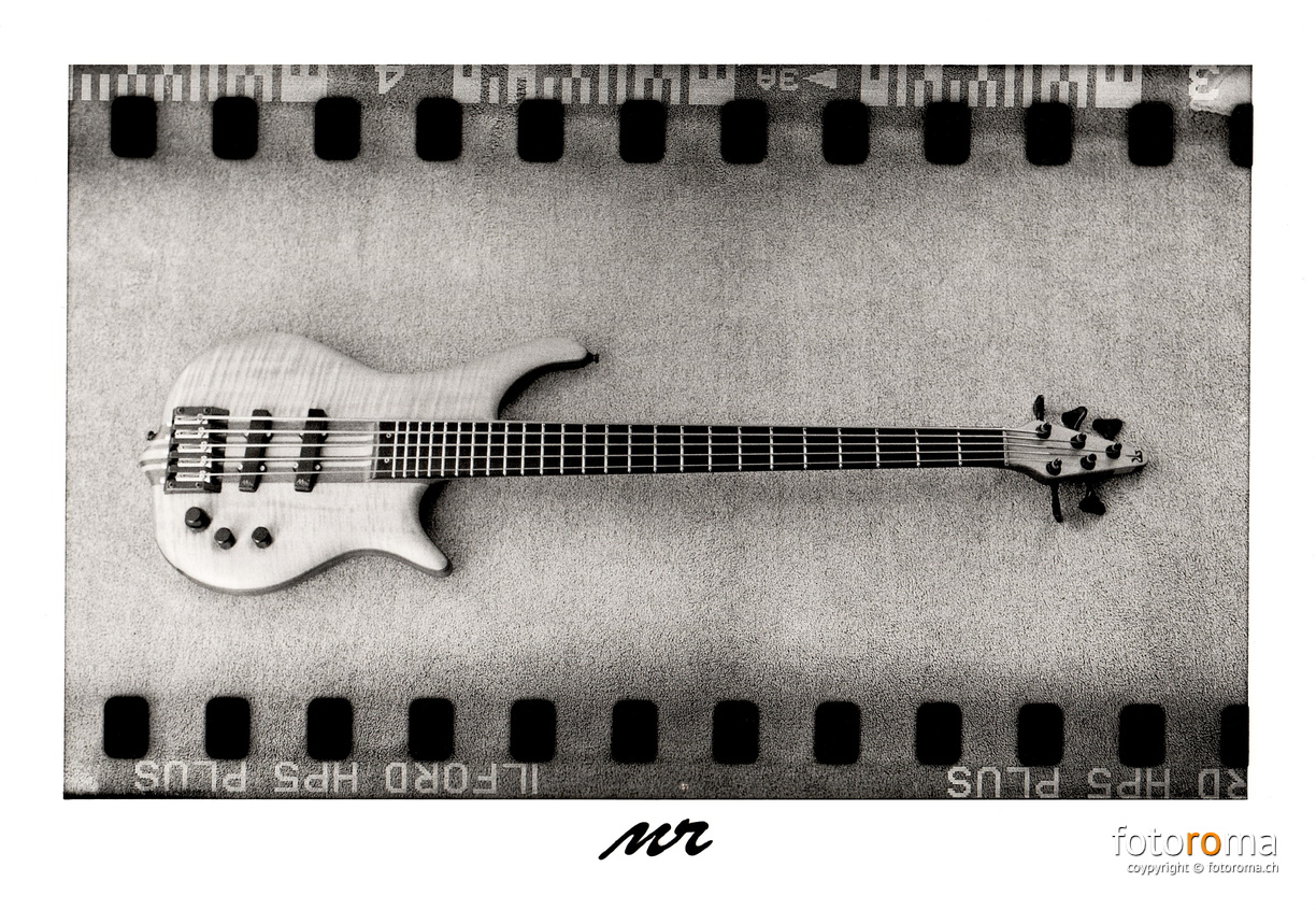 Bassics
Papierabzug
Hasselblad 500c/m & Zeiss Planar 80mm f1:2.8
Planfilmadapter mit 35mm Film (HP5+)
RM-2022.02.16-0008.jpg