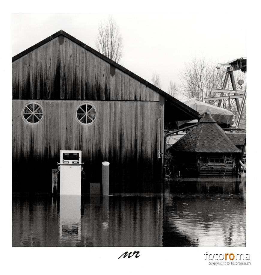 Hochwasser Bielersee 2023
Bootstankstelle Faul, Erlach
Papierabzug
Nikon F100 & Nikkor AF-S 50mm f1.8
RM-2023.12.28-0987.jpg